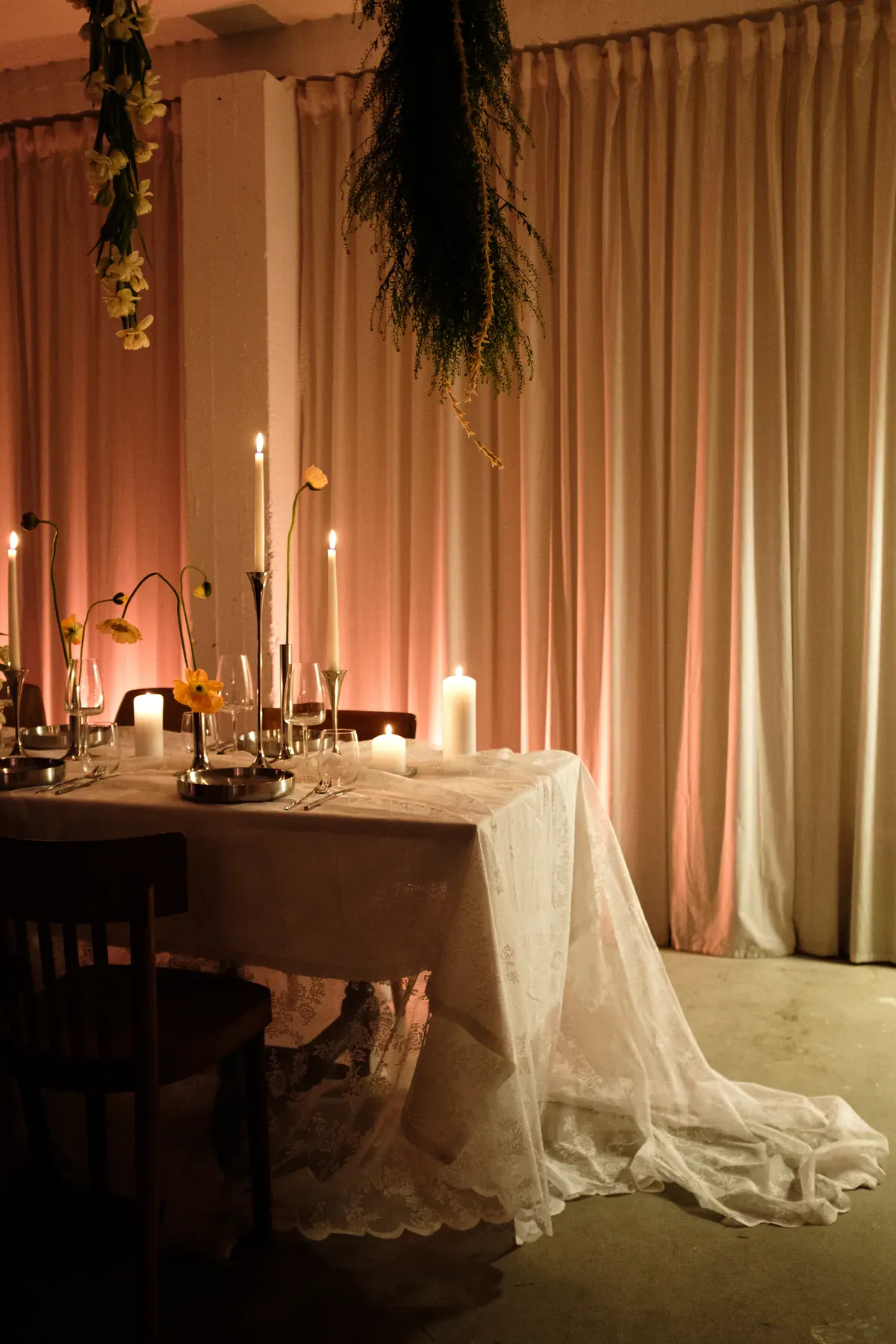 Table de mariage dressée en dentelle blanche avec chandeliers chromés — inspiration mariage Wallonie