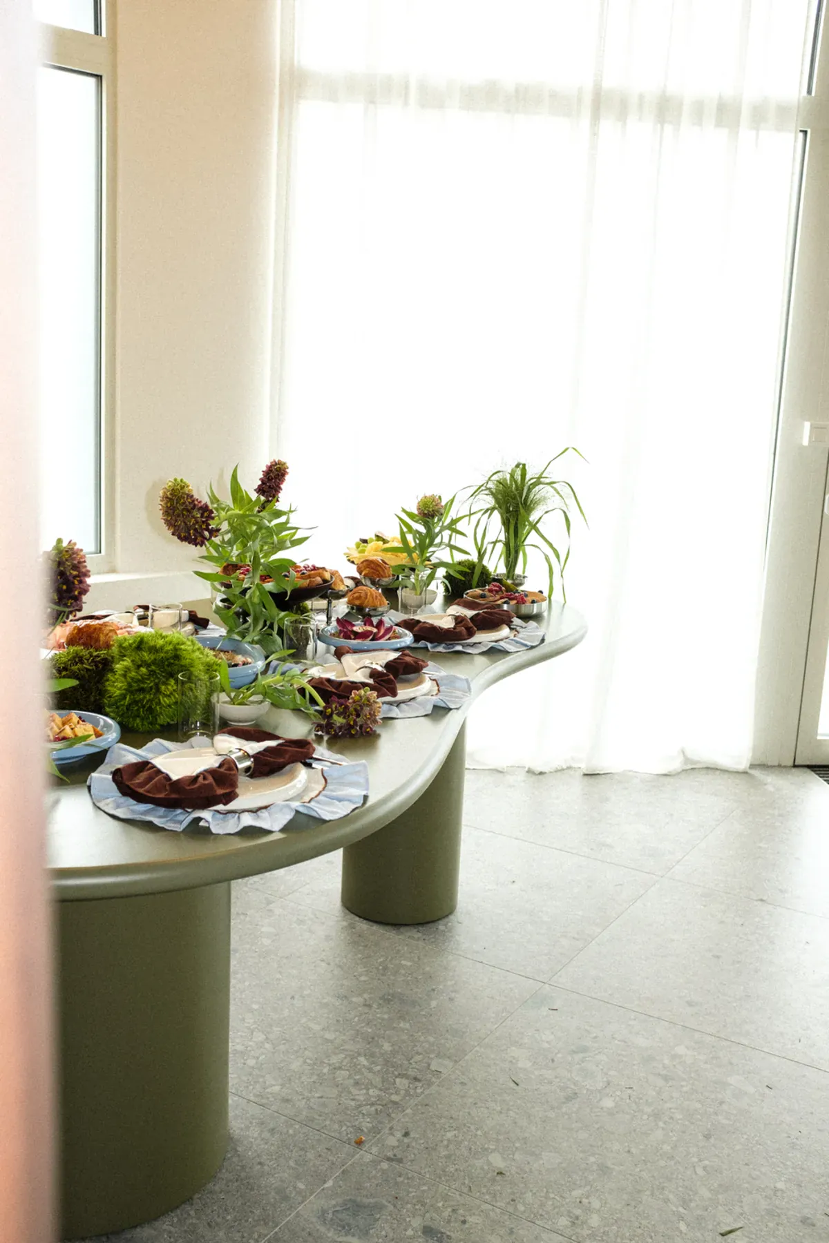 Table de brunch d'entreprise dressée — collection Breakfast Club Maison Vagabonde